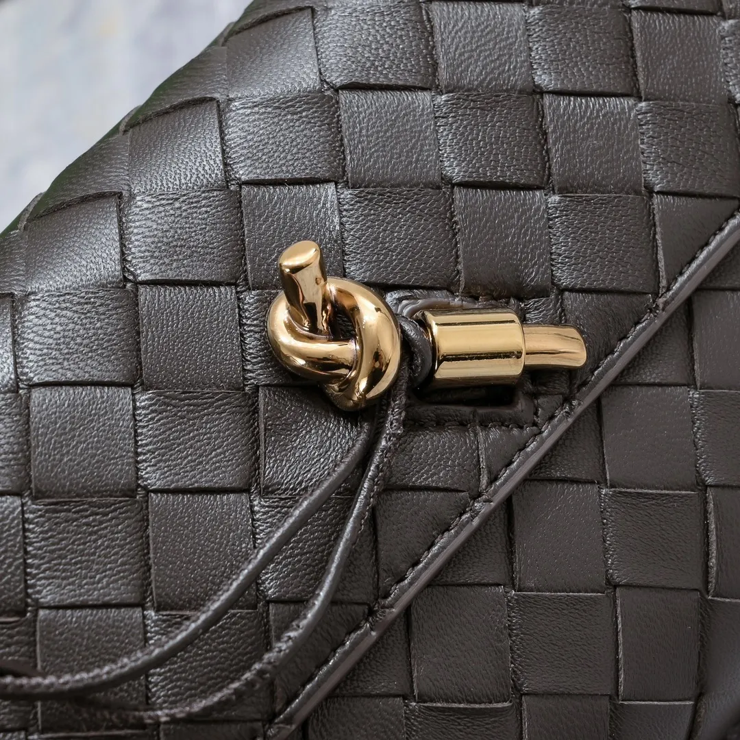 Batch 1420 Bottega Veneta's new style 🆕 mini andiamo bag is so pretty. The dark brown color is very versatile. It is high-end and casual and sexy. Andiamo is not only a commuter bag 🥰 It can be worn crossbody and carried by hand, and it is no problem to match it with evening wear. It can be matched with clothes casually, showing high-end elegance. Style number: 5545 Size: 21.5*13*4.5cm